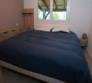 2 bedrooms, iron/ironing board, Internet, bed sheets