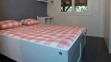 2 bedrooms, desk, iron/ironing board, WiFi (free)