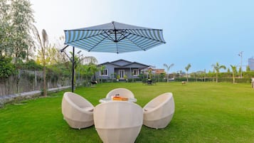Deluxe Villa | Outdoor dining