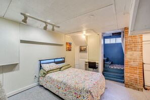Une chambre à coucher avec un lit, un bureau et une fenêtre.