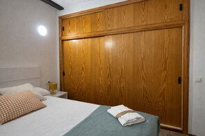 Quarto básico, 1 cama de casal, vista para a cidade | Wi-Fi de cortesia