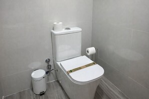 Quarto duplo básico, vista para a cidade | Banheiro