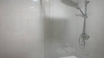Habitació amb dos llits individuals bàsica, vistes a la ciutat | Bany