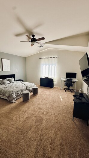 4 bedrooms, iron/ironing board, WiFi, bed sheets - 120” Projector screen, Foosball table, Mario Room 4-bedroom Vail,AZ with AC (Corona de Tucson)