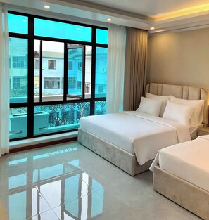 Quarto superior, vista para a cidade | Roupas de cama premium, camas com colchões pillow-top, escrivaninha