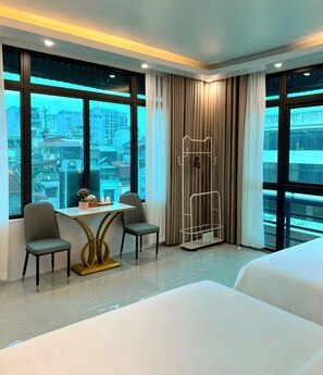 Quarto superior, vista para a cidade | Roupas de cama premium, camas com colchões pillow-top, escrivaninha