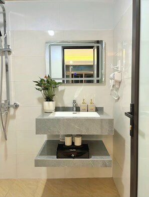 Shower, hair dryer, towels, soap - Van Mieu Garden House (Ha Noi)