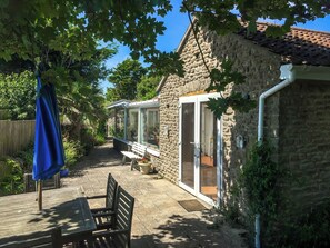Outdoor dining - 2 bedroom accommodation in Bridport (West Bexington, near Lyme Regis)