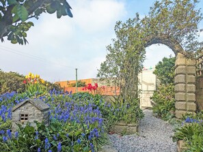 Property grounds - 2 bedroom accommodation in Runswick (Runswick)
