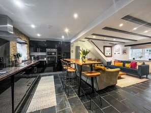 Een vaatwasser, een kinderstoel