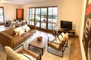 TV - AlpenLodge Chiemsee with four separate bedrooms (Grabenstätt)