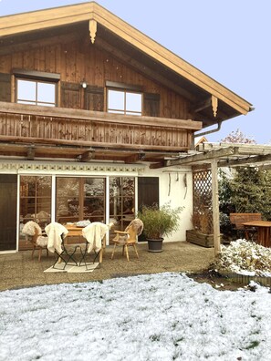 Outdoor dining - AlpenLodge Chiemsee with four separate bedrooms (Grabenstätt)