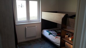 2 slaapkamers, een strijkplank/strijkijzer, internet, beddengoed