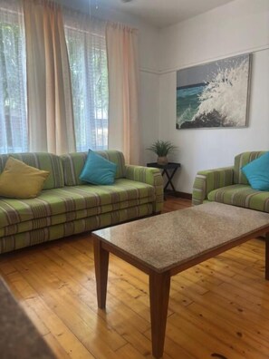 Departamento superior, vista al jardín | Área de sala de estar