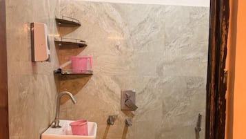 Deluxe-værelse | Badeværelse | Bruser, gratis toiletartikler, håndklæder, Sæbe