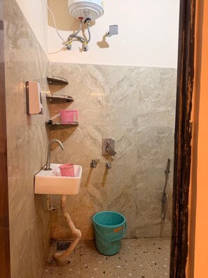 Deluxe-Zimmer | Badezimmer | Dusche, kostenlose Toilettenartikel, Handtücher, Seife