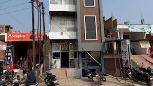 Un edificio moderno de varios pisos, con balcones y grandes ventanales.