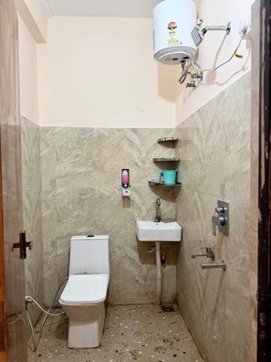 Deluxe Room | Bathroom - Hotel The Baithak (Etawah)