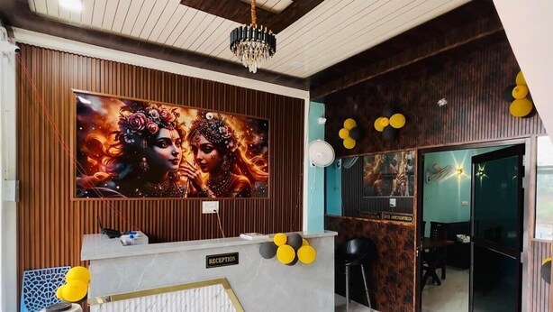 Un área de recepción con un mural grande en la pared, un mostrador de recepción y una decoración interior moderna.