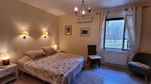 Villa | 5 bedrooms, laptop workspace, iron/ironing board, bed sheets - Villa Near Avignon With Separate Suites (Robion)