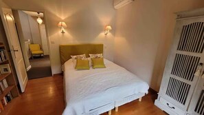 Villa | 5 bedrooms, laptop workspace, iron/ironing board, bed sheets - Villa Near Avignon With Separate Suites (Robion)