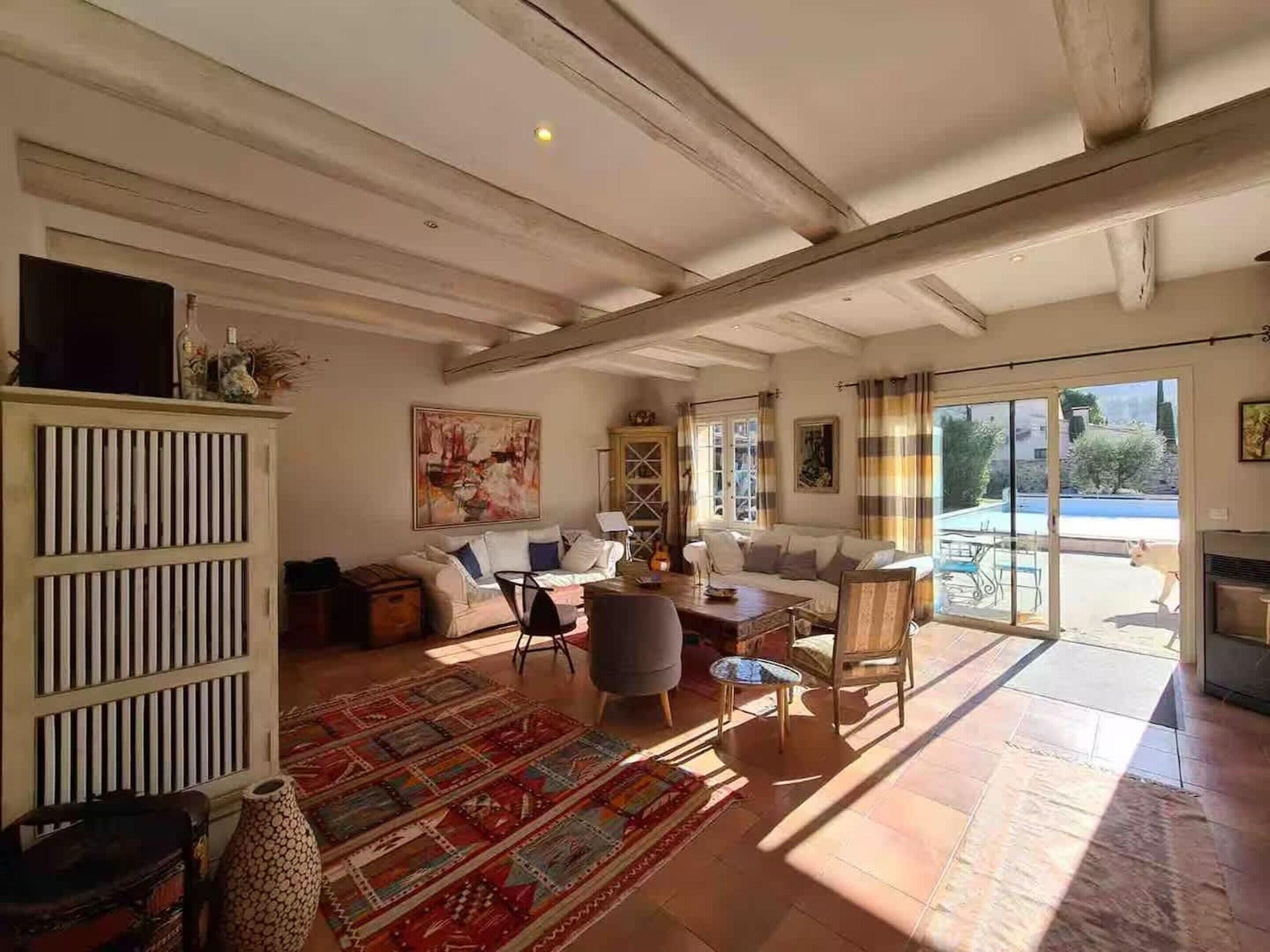 Villa | Vardagsrum | Eldstad