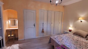 A bedroom with a bed, a desk, and a wardrobe. - Villa Near Avignon With Separate Suites (Robion)