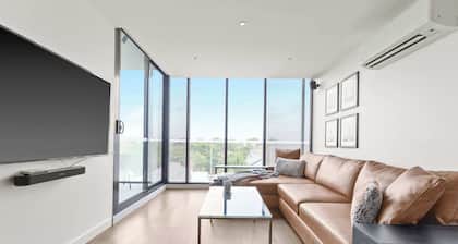 Central Oakleigh 2BR Apartment w Parking
