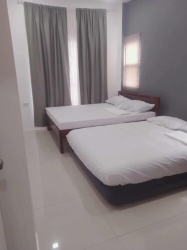 Beautiful 2-bedroom apartment with AC, beach front and huge parking lot