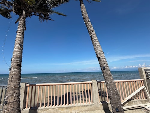 Beautiful 2-bedroom apartment with AC, beach front and huge parking lot