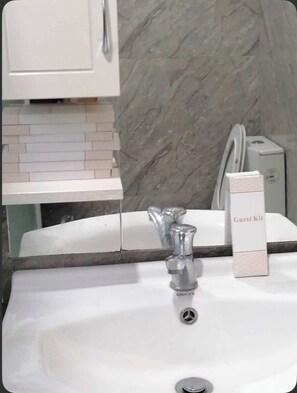 Doccia, asciugacapelli, bidet, asciugamani