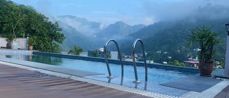 Una piscina cubierta