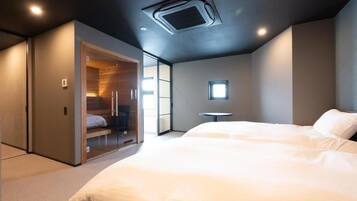 Kahden hengen perushuone (kaksi sänkyä), osittainen järvinäköala | Tallelokero huoneessa, silitysrauta/-lauta, ilmainen Wi-Fi