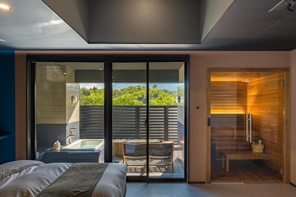 Camera Deluxe con 2 letti singoli, balcone, vista montagna | Una cassaforte in camera, ferro/asse da stiro, Wi-Fi gratuito