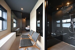 Basic-Zweibettzimmer, eingeschränkter Seeblick | Badezimmer | Hausschuhe