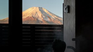 Une personne dans un hammam avec vue sur une montagne.