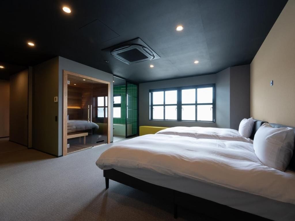 Un dormitorio moderno con una cama grande, un vestidor y un ventanal que proporciona luz natural.