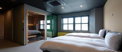 Un dormitorio moderno con una cama grande, un vestidor y un ventanal que proporciona luz natural.