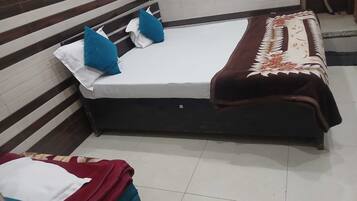 Family Room | Desk, free WiFi