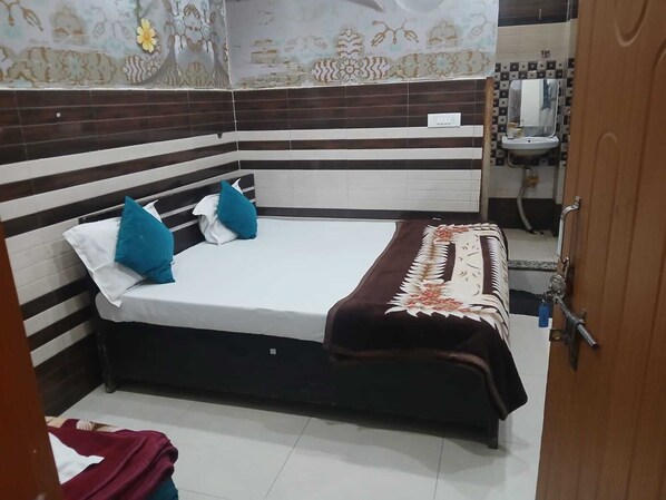 Family Room | Desk, free WiFi - New Gayatri Palace Vrindavan (Vrindavan)