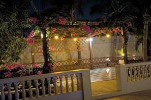 Terrace/patio - Sunrise/Sunset + Ocean Villa -Upscale Tropical Retreat 500 Yards from the Ocean (Prampram)