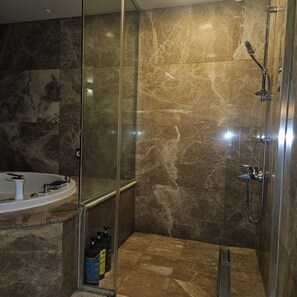 Deluxe Twin Room | Bathroom | Hair dryer, towels, shampoo, toilet paper - NINETH HOTEL (Seoul)