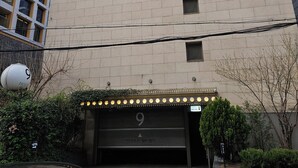 Un bâtiment d'hôtel avec une enseigne indiquant « Ninete Hotel » et une entrée de garage marquée du numéro 9.