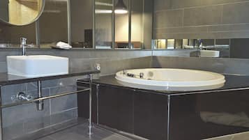 Kamar Double Deluks | Kamar mandi | Pengering rambut, handuk, sampo, dan tisu toilet