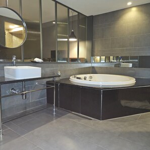 Deluxe Double Room | Bathroom | Hair dryer, towels, shampoo, toilet paper - NINETH HOTEL (Seoul)