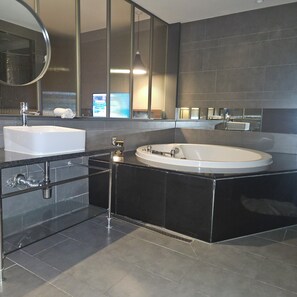 Habitación Deluxe doble | Baño | Secador de pelo, toallas, champú y papel higiénico