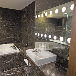 Deluxe Double or Twin Room | Bathroom | Hair dryer, towels, shampoo, toilet paper - NINETH HOTEL (Seoul)