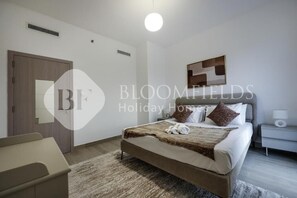 Un dormitorio moderno con cama, mesitas de noche, armario y una lámpara en el techo.
