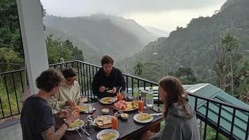 Familiekamer, balkon, uitzicht op bergen | Buiten dineren