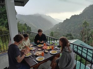 Familienzimmer, Balkon, Bergblick | Speisen im Freien